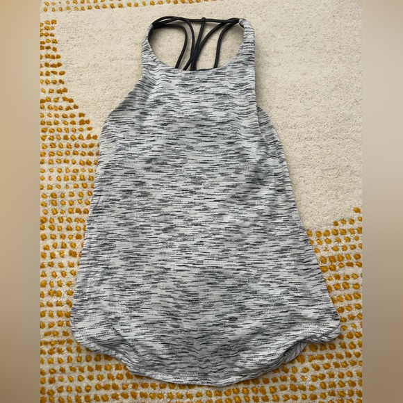 Lululemon Tank Strappy Built-In Bra - Size 4 - Picture 3 of 7